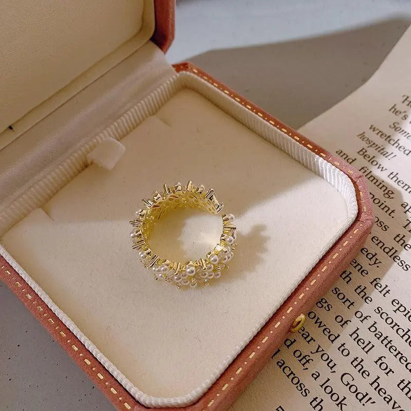 Luxurious pearl ring in gold