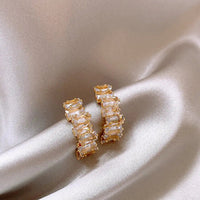 Elegant earrings with zirconium crust in gold