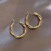 Elegant golden knotted earrings